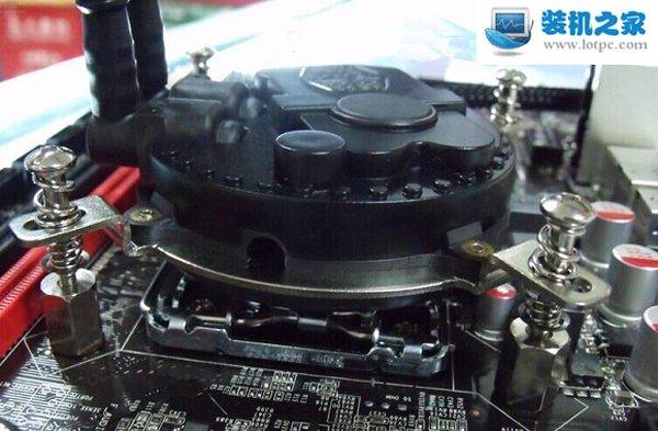 CPU水冷散热器安装图文教程 一体式水冷散热器怎么安装