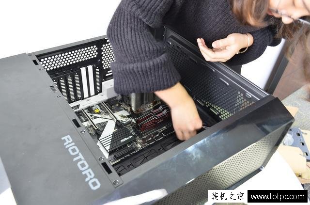美女教您如何装机！AMD锐龙Ryzen7-1700X电脑组装教程