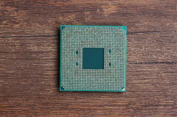 AMD锐龙Ryzen7 2700X盒装自带CPU散热器吗？自带散热器够用吗？